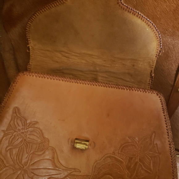 70's leather floral purse - Picture 3 of 4
